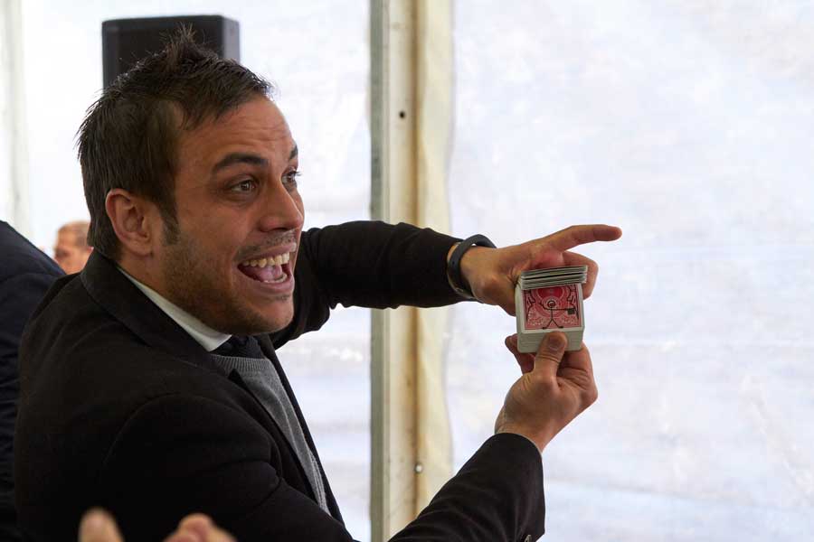 Mago Xacobe realizando magia entre los invitados en el 50 Aniversario de Casa Grande de Xanceda
